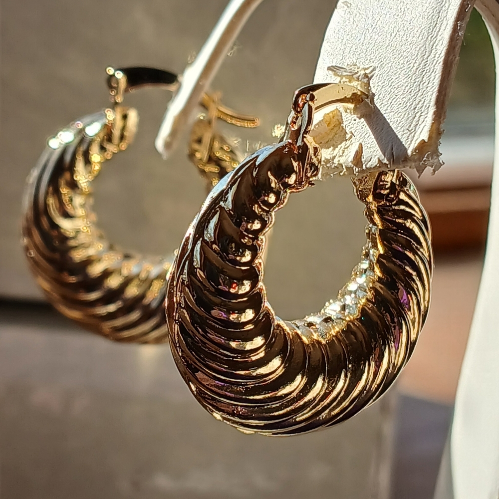 Beautifu 18K Gold Filled Shrimp Hoop Earrings - Picture 7 of 8
